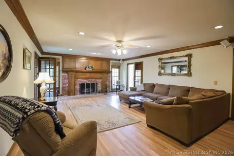 Living - 5511 E 73rd St, Tulsa, OK 74136 photo 2 of 3