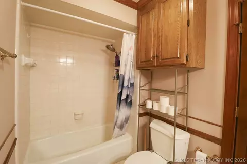 Bath - 5511 E 73rd St, Tulsa, OK 74136 photo 9 of 9