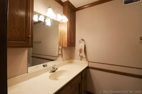 Bath - 5511 E 73rd St, Tulsa, OK 74136 photo 8 of 9