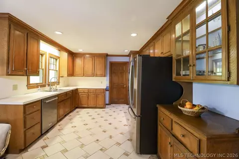 Kitchen - 5511 E 73rd St, Tulsa, OK 74136 photo 1 of 4