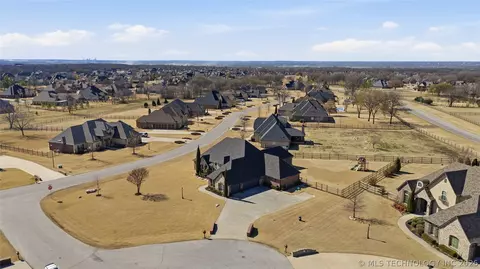 6502 N Oakwood Cir, Owasso, OK 74055