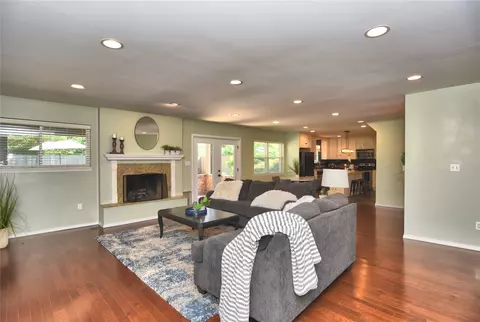 Living - 2995 E 56th Pl S, Tulsa, OK 74105 photo 3 of 4