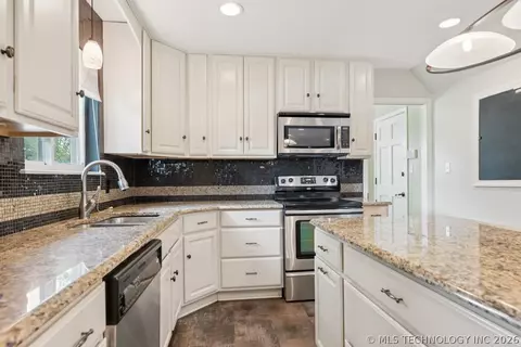 Kitchen - 2995 E 56th Pl S, Tulsa, OK 74105 photo 1 of 2