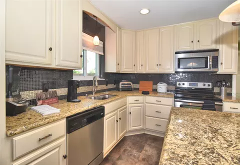 Kitchen - 2995 E 56th Pl S, Tulsa, OK 74105 photo 3 of 4