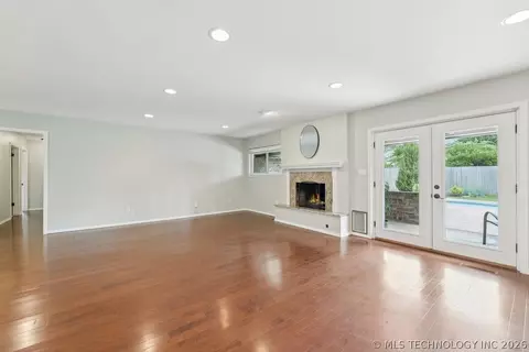 Living - 2995 E 56th Pl S, Tulsa, OK 74105 photo 3 of 6