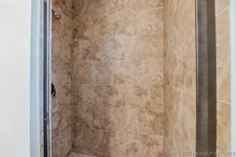 Bath - 2995 E 56th Pl S, Tulsa, OK 74105 photo 2 of 4