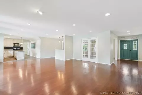 Living - 2995 E 56th Pl S, Tulsa, OK 74105 photo 4 of 6