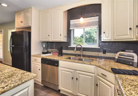 Kitchen - 2995 E 56th Pl S, Tulsa, OK 74105 photo 4 of 4