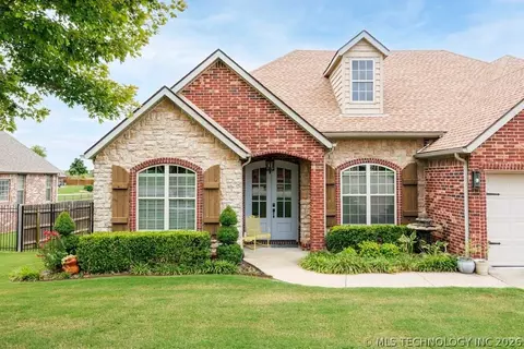 5711 Nottingham Pl, Bartlesville, OK 74006