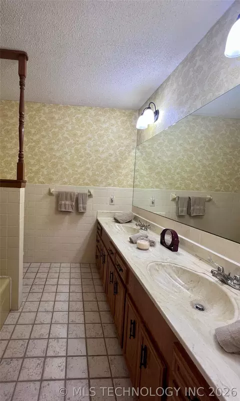Bath - 308 E Main, Bokchito, OK 74726 photo 2 of 2