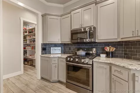 Kitchen - 23800 E 720 Rd, Wagoner, OK 74467 photo 4 of 5