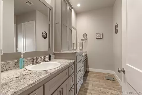 Bath - 23800 E 720 Rd, Wagoner, OK 74467 photo 1 of 3
