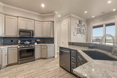 Kitchen - 23800 E 720 Rd, Wagoner, OK 74467 photo 3 of 5