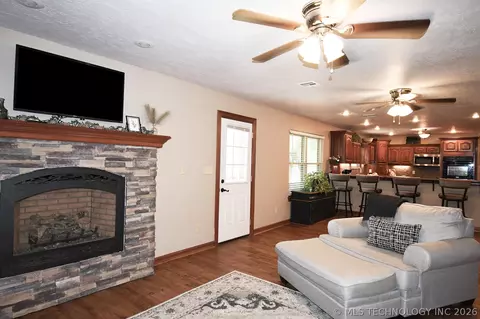 Living - 1508 N 3rd Ave, Warner, OK 74469 photo 4 of 4
