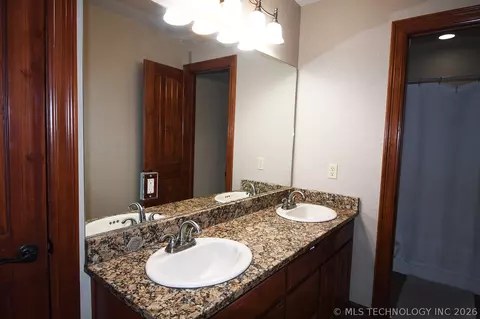 Bath - 1508 N 3rd Ave, Warner, OK 74469 photo 6 of 7