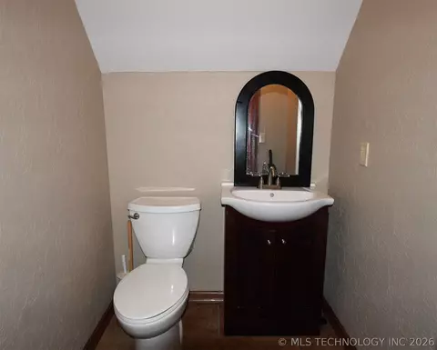 Bath - 1508 N 3rd Ave, Warner, OK 74469 photo 7 of 7