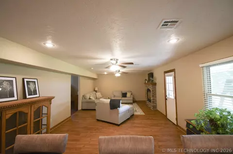 Living - 1508 N 3rd Ave, Warner, OK 74469 photo 1 of 4