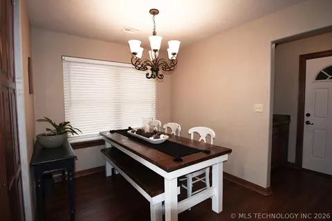 Dining - 1508 N 3rd Ave, Warner, OK 74469 photo 2 of 3