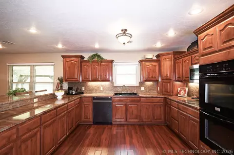 Kitchen - 1508 N 3rd Ave, Warner, OK 74469 photo 2 of 4