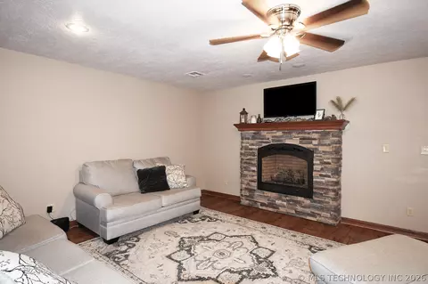 Living - 1508 N 3rd Ave, Warner, OK 74469 photo 3 of 4