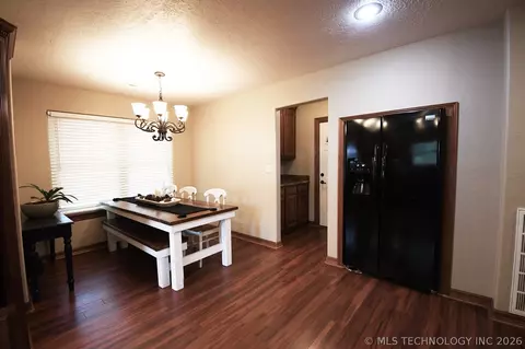 Dining - 1508 N 3rd Ave, Warner, OK 74469 photo 3 of 3