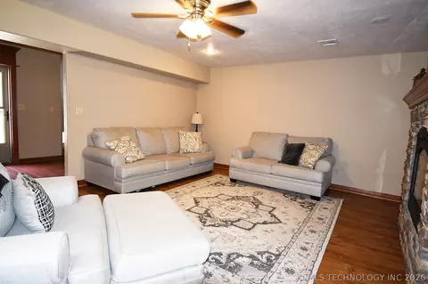 Living - 1508 N 3rd Ave, Warner, OK 74469 photo 2 of 4