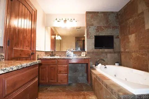 Bath - 1508 N 3rd Ave, Warner, OK 74469 photo 4 of 7