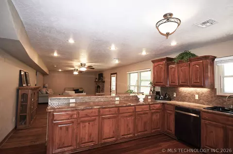 Kitchen - 1508 N 3rd Ave, Warner, OK 74469 photo 3 of 4