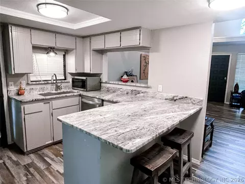 Kitchen - 721 Mohawk Dr, Eufaula, OK 74432 photo 3 of 4