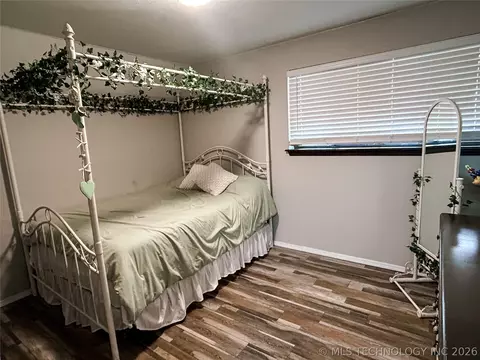 Bedroom - 721 Mohawk Dr, Eufaula, OK 74432 photo 3 of 7