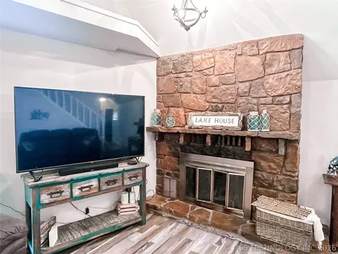 Living - 721 Mohawk Dr, Eufaula, OK 74432 photo 2 of 2