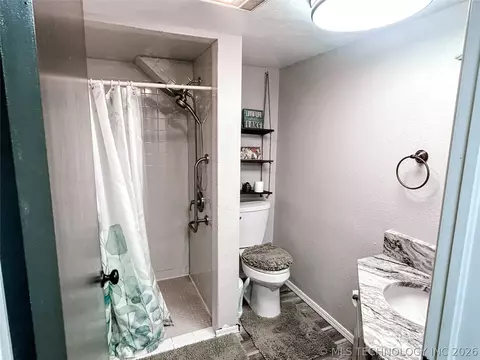 Bath - 721 Mohawk Dr, Eufaula, OK 74432 photo 1 of 3