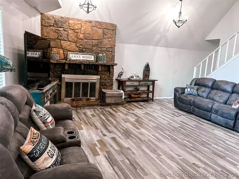 Living - 721 Mohawk Dr, Eufaula, OK 74432 photo 1 of 2