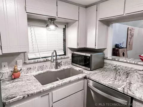 Kitchen - 721 Mohawk Dr, Eufaula, OK 74432 photo 2 of 4