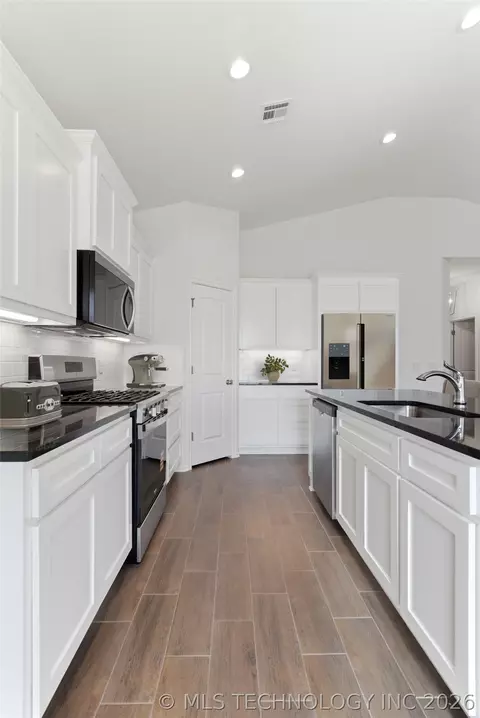 Kitchen - 8505 E Ft Worth St, Broken Arrow, OK 74014 photo 3 of 5