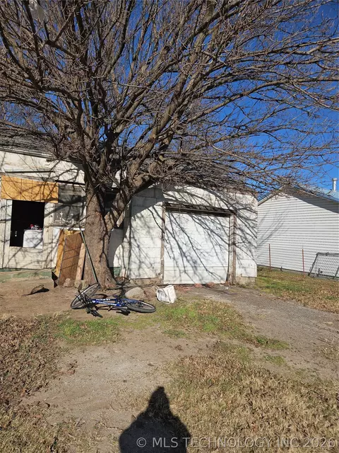 612 E 2nd St, Cushing, OK 74023 photo 2