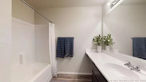 Bath - 29132 E 80th St S, Broken Arrow, OK 74014 photo 2 of 3