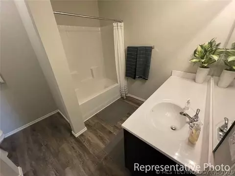 Bath - 29132 E 80th St S, Broken Arrow, OK 74014 photo 1 of 3