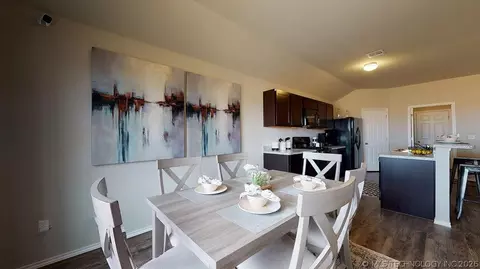 Dining - 29132 E 80th St S, Broken Arrow, OK 74014 photo 1 of 2