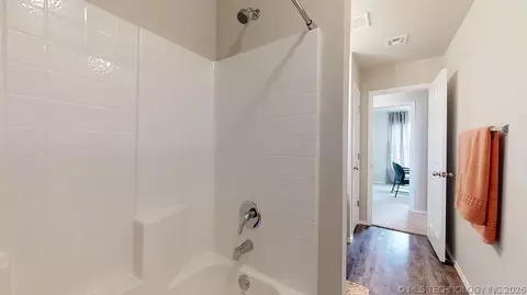 Bath - 29132 E 80th St S, Broken Arrow, OK 74014 photo 3 of 3