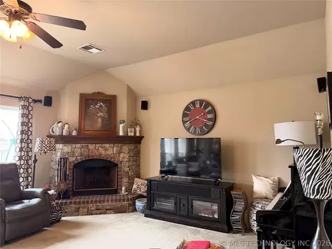 Living - 20746 E 48th St S, Broken Arrow, OK 74014 photo 4 of 4