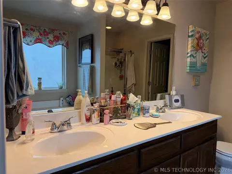 Bath - 20746 E 48th St S, Broken Arrow, OK 74014 photo 2 of 2