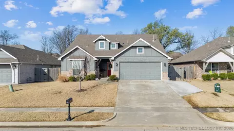 8708 N 73rd East Pl, Owasso, OK 74055