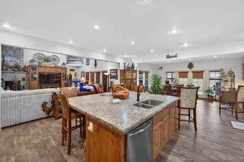 Kitchen - 3284 Old Hwy 20 E, Pryor, OK 74361 photo 6 of 7
