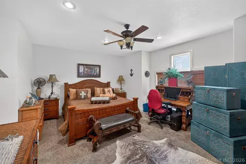 Bedroom - 3284 Old Hwy 20 E, Pryor, OK 74361 photo 3 of 6