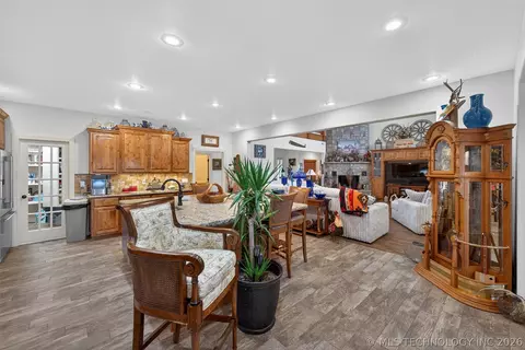 Kitchen - 3284 Old Hwy 20 E, Pryor, OK 74361 photo 7 of 7