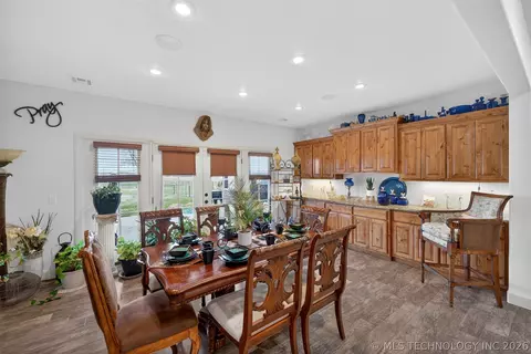 Dining - 3284 Old Hwy 20 E, Pryor, OK 74361 photo 2 of 3