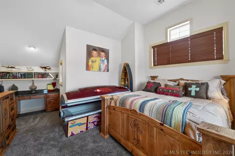 Bedroom - 3284 Old Hwy 20 E, Pryor, OK 74361 photo 5 of 6