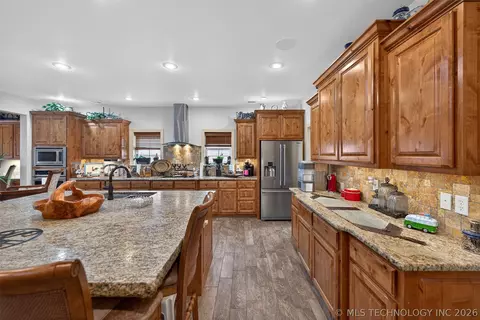 Kitchen - 3284 Old Hwy 20 E, Pryor, OK 74361 photo 5 of 7