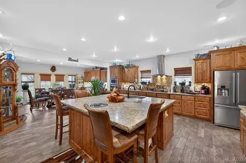Kitchen - 3284 Old Hwy 20 E, Pryor, OK 74361 photo 4 of 7